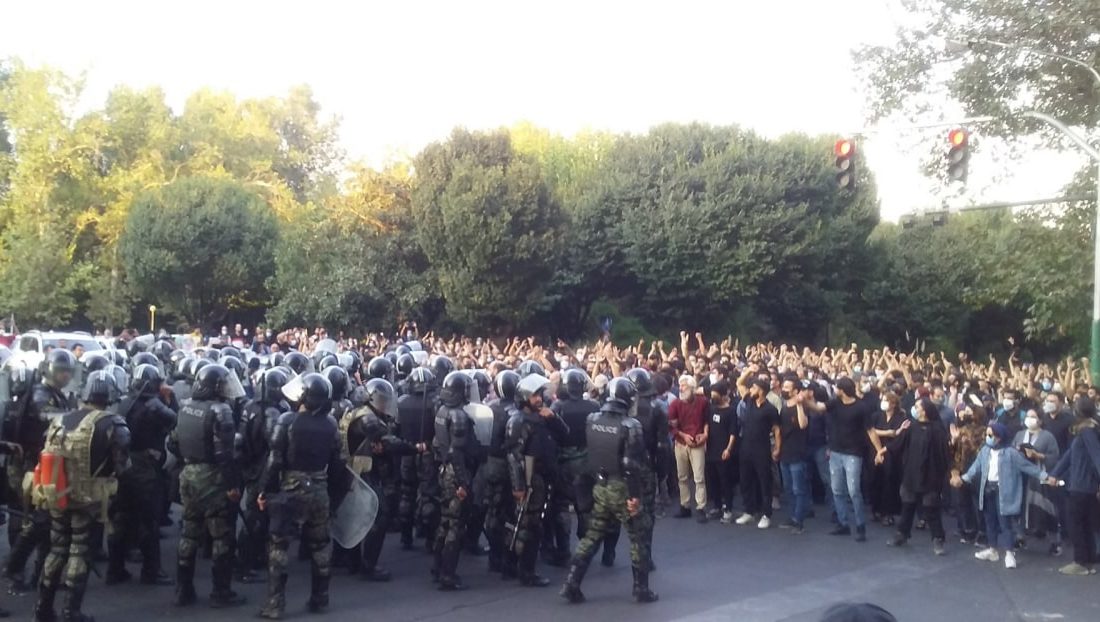 عکسی از اعتراضات امروز تهران
F …