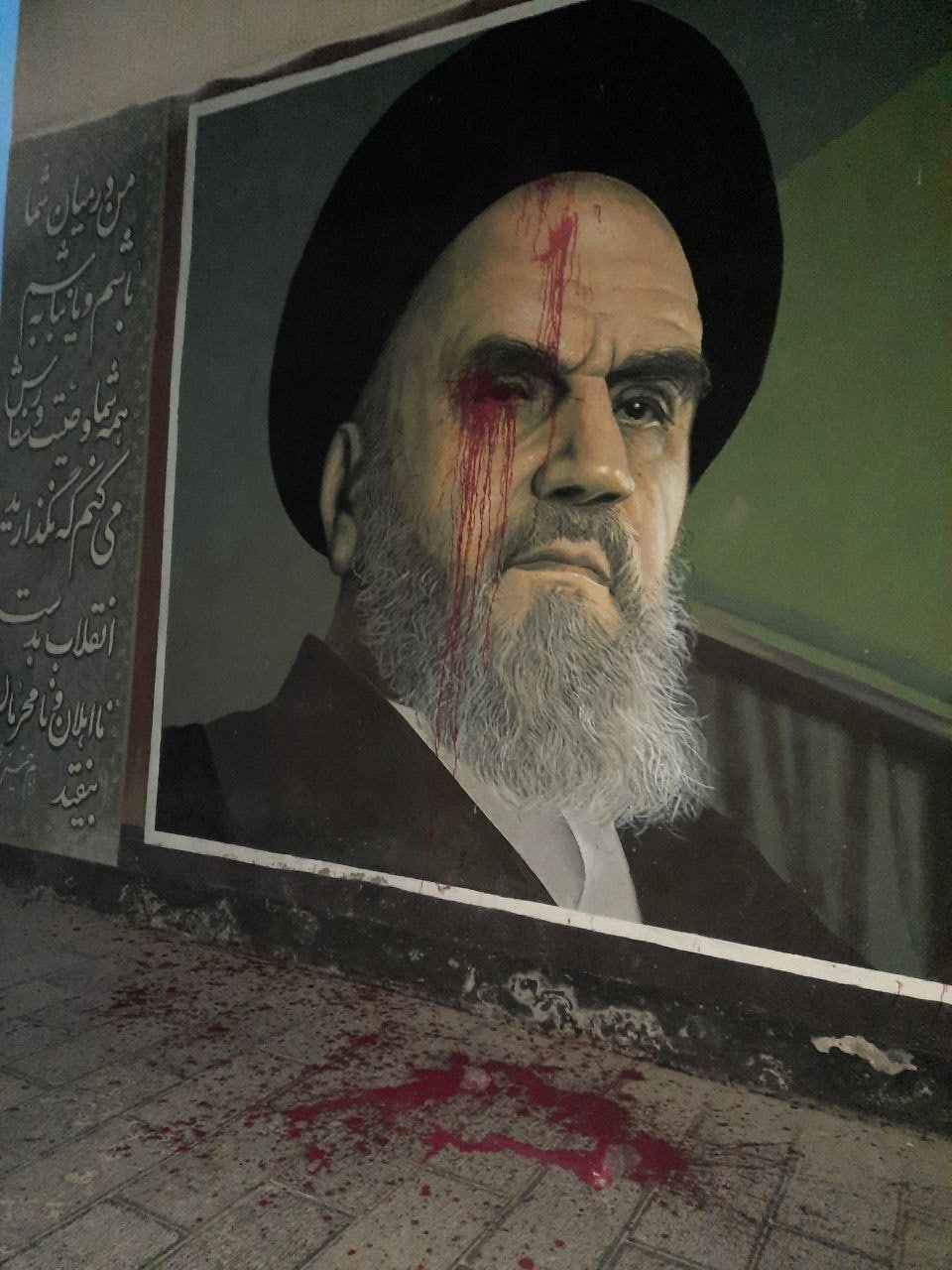 تصویر جدید #خمینی روی دیوار &#8216;س &#8230; 976252001667928601