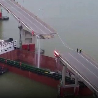 برخورد کشتی غول‌پیکر به پلی در …
